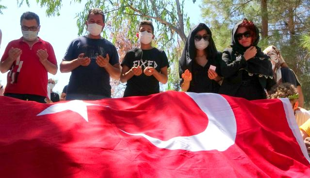Vahşi cinayete kurban giden Azra toprağa verildi